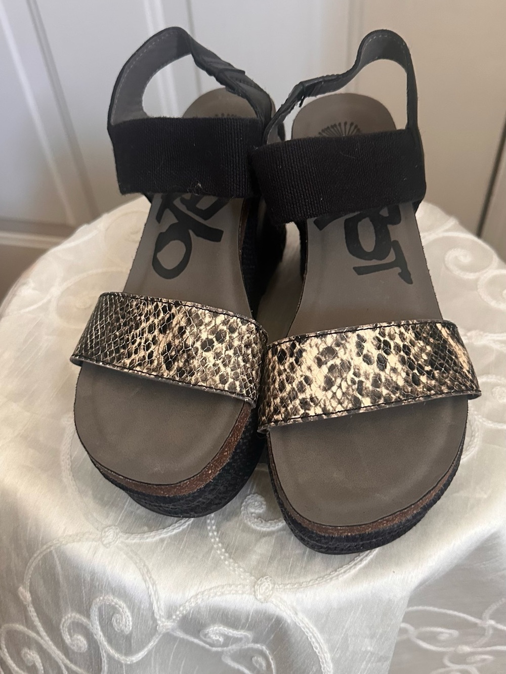 OTBT Black Elastic Wedge Sandals with Metallic Snake-Print Strap - Picture 4 of 10